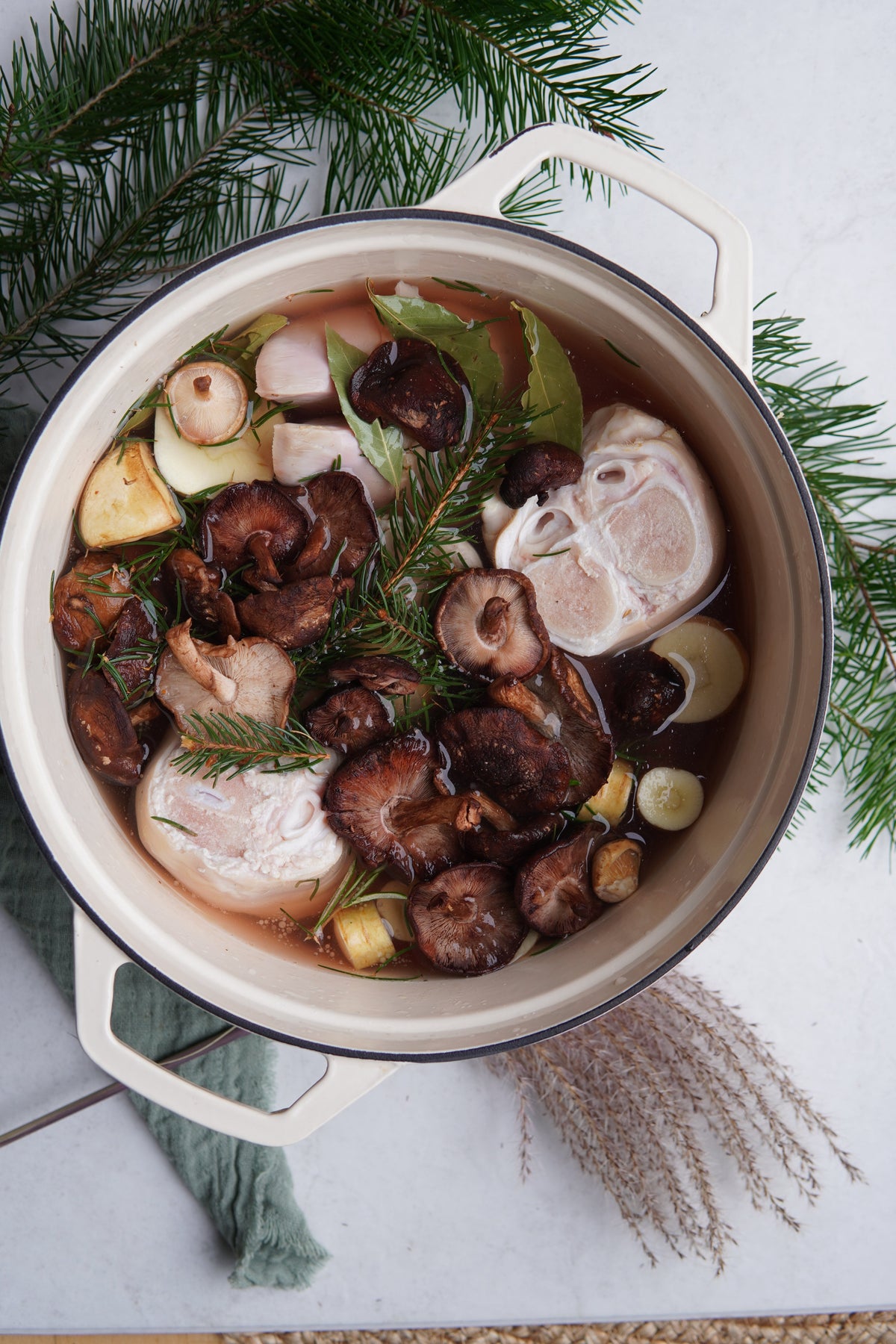 Knochensuppe oder Knochenbruehe