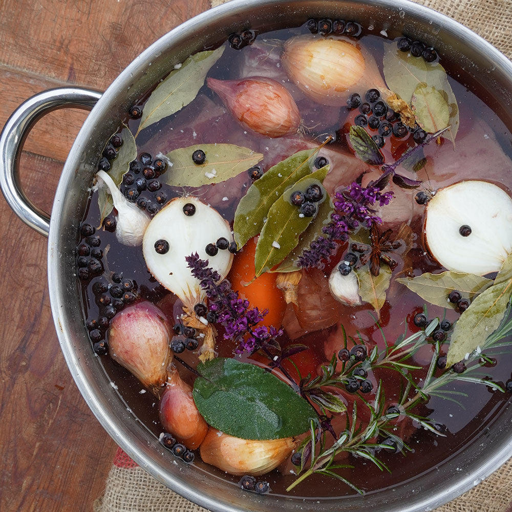 Knochensuppe oder Knochenbruehe