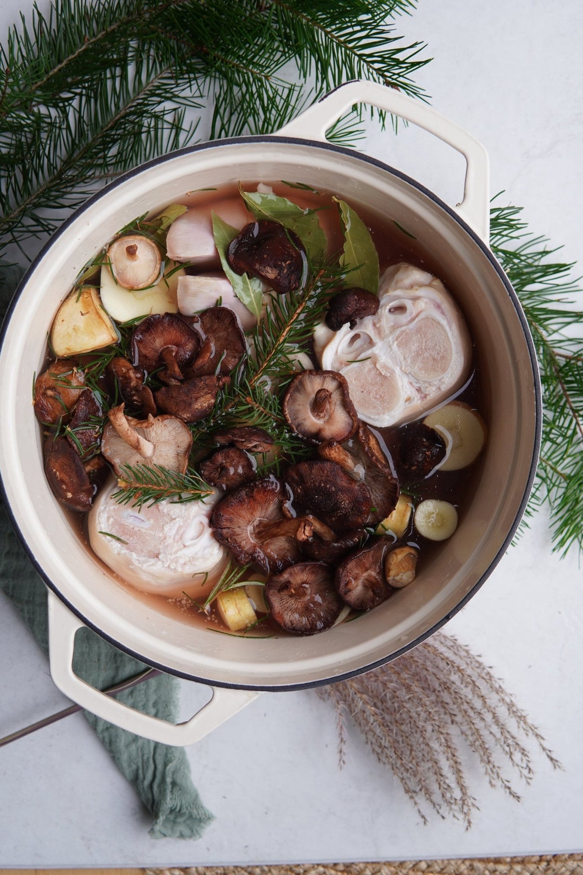 Knochensuppe oder Knochenbruehe