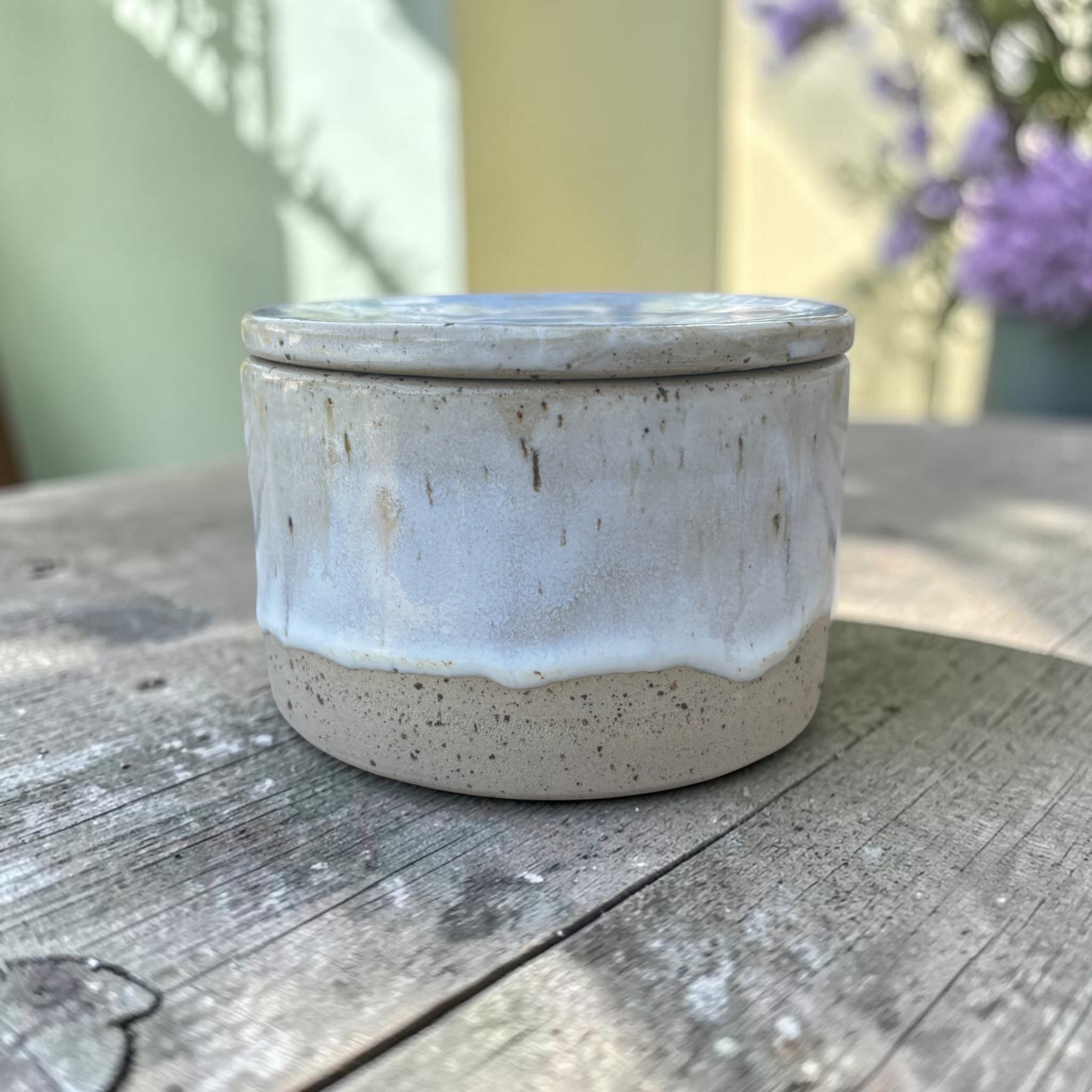 Handgemachte französische Butterdose – Meeresglasur, Amazing roze, Leinenweiß