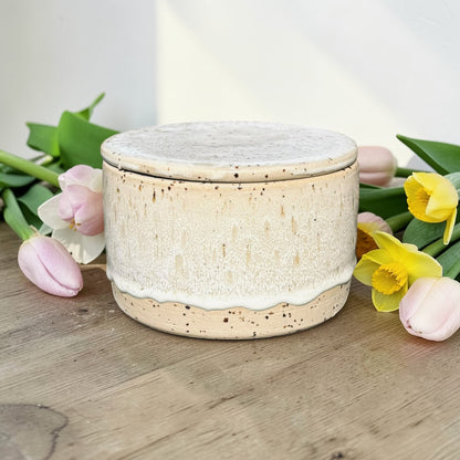 Handgemachte französische Butterdose – Meeresglasur, Amazing roze, Leinenweiß