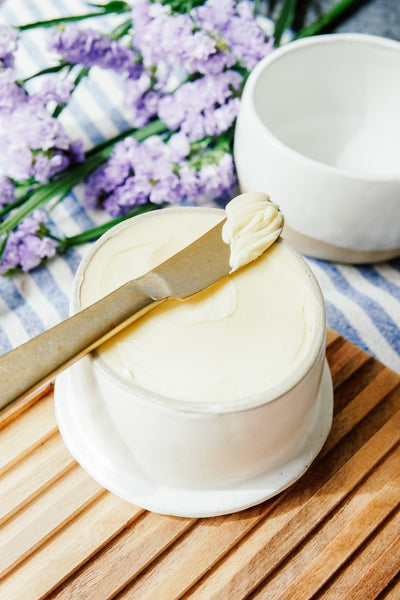 Handgemachte französische Butterdose – Meeresglasur, Amazing roze, Leinenweiß