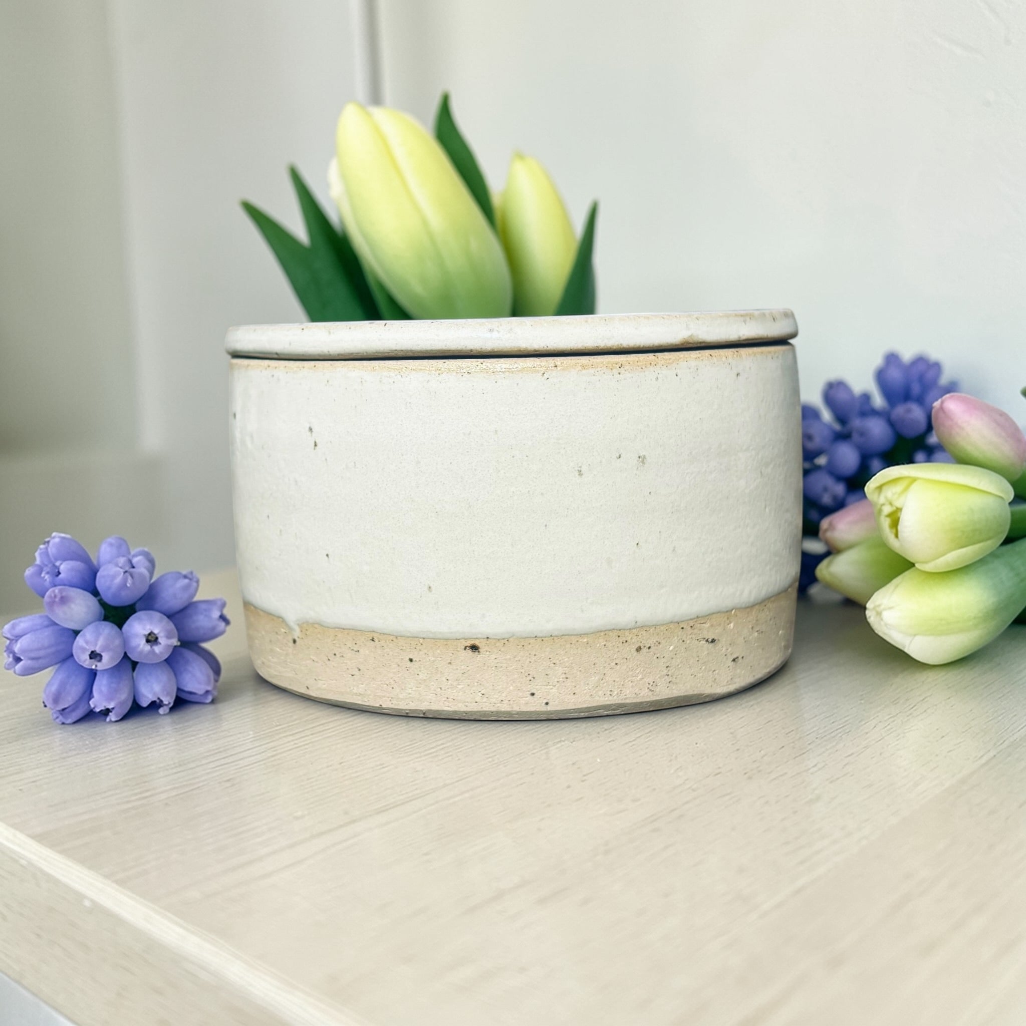 Handgemachte französische Butterdose – Meeresglasur, Amazing roze, Leinenweiß